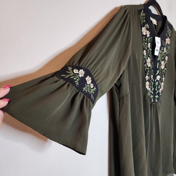 NWT style & co green floral embroidered flare sleeve blouse. Women's size 1X. - Picture 3 of 16